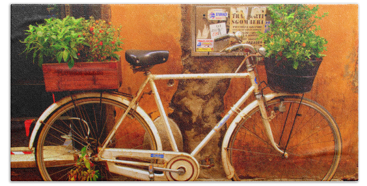 Rome Bath Towel featuring the photograph Bicycle in Rome by Caroline Stella