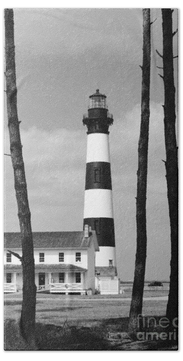 Bodie Island Bath Towel featuring the photograph Bodie Island Lighthouse in the Outer Banks by William Kuta