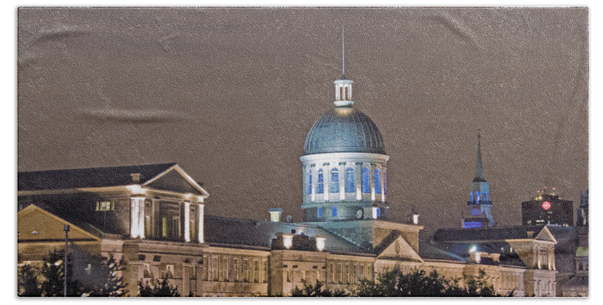 Bonsecours Market Bath Towel featuring the photograph Bonsecours At Night by Hany J