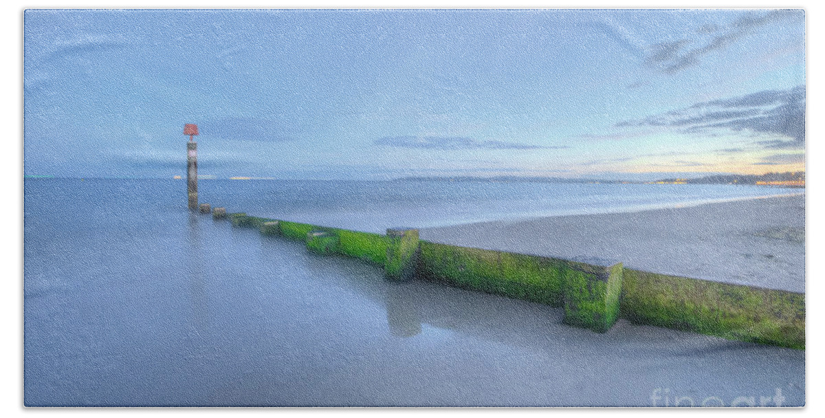 Yhun Suarez Bath Towel featuring the photograph Bournemouth Beach Sunset by Yhun Suarez