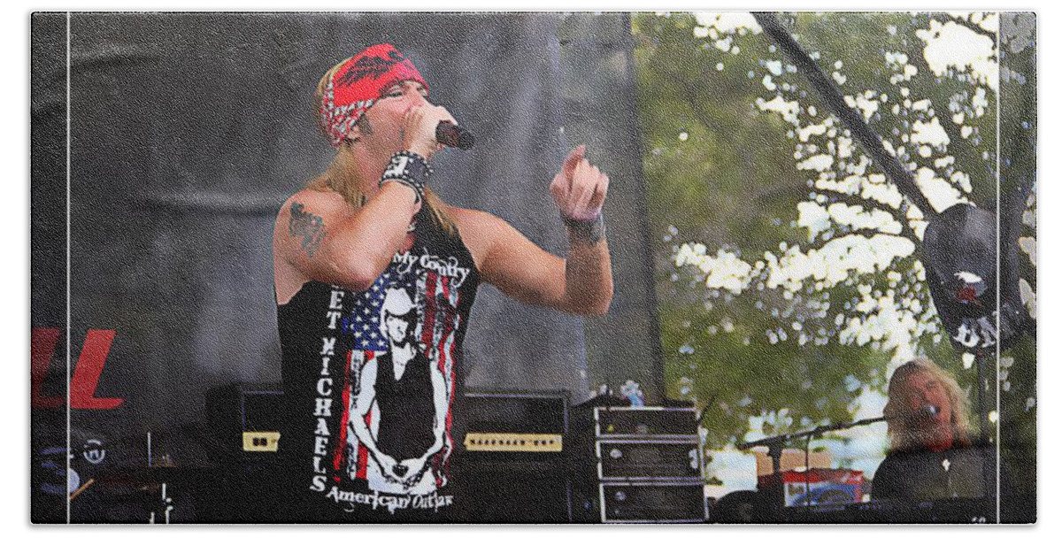 Bret Michaels Bath Towel featuring the photograph Bret Making Music by Alice Gipson