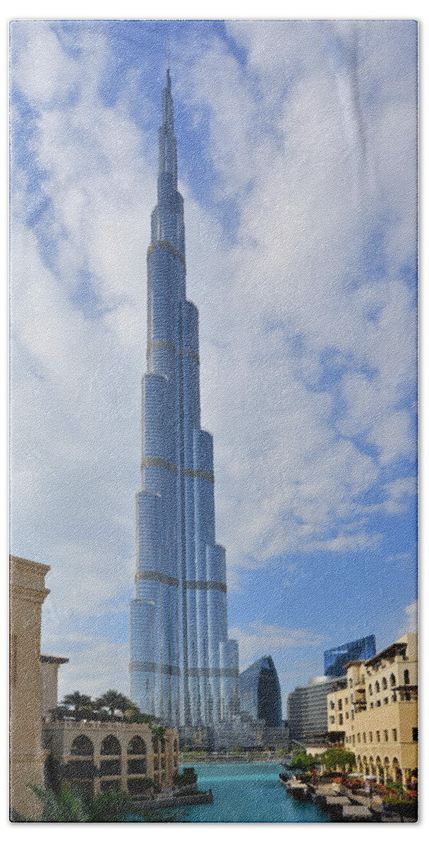 Burj Khalifa Bath Towel featuring the photograph Burj Khalifa by Dragan Kudjerski