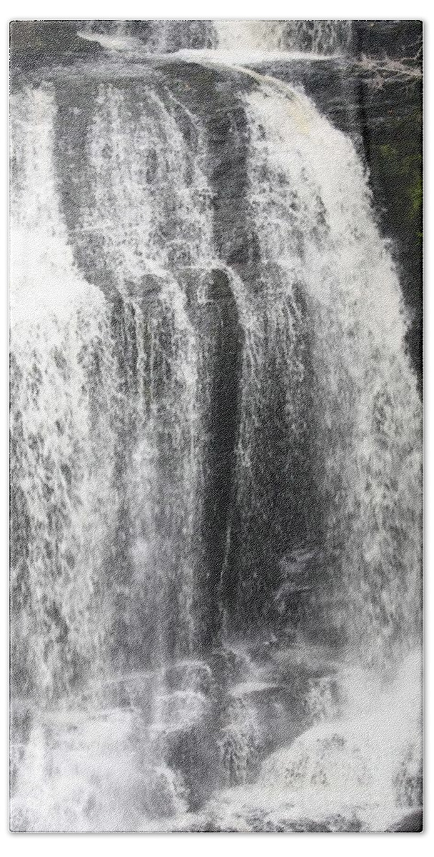 Bushkill Waterfalls Bath Towel featuring the photograph Bushkill Waterfalls by John Telfer