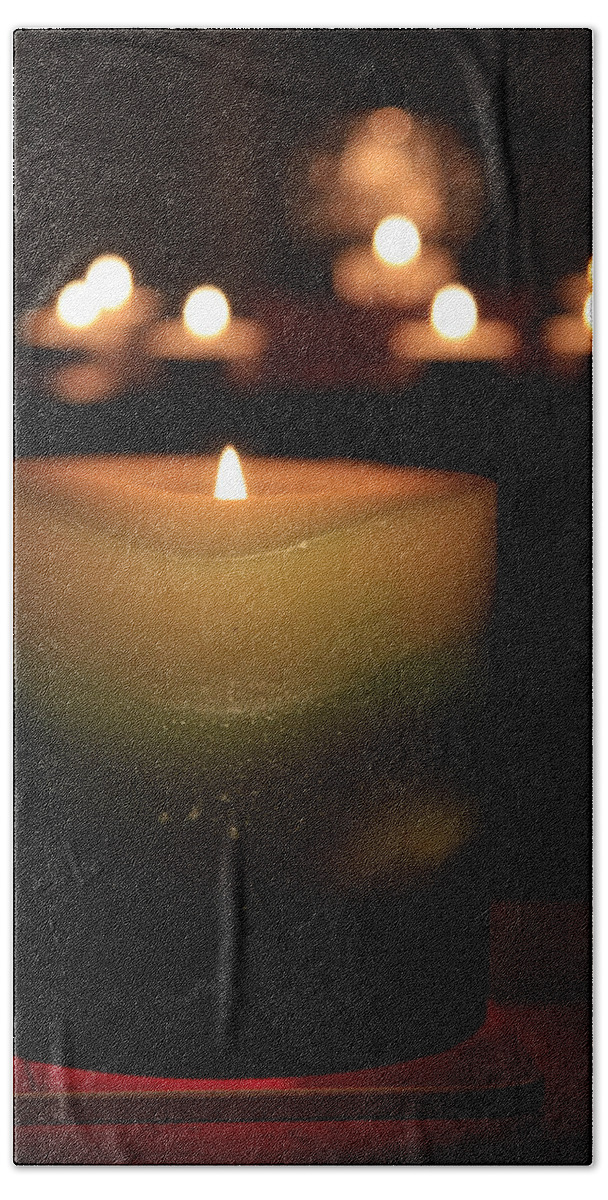 Candles Bath Towel featuring the photograph Candle Light by Sue Leonard