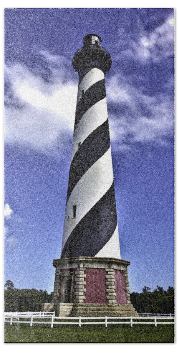 Cape Hatteras Light Bath Towel featuring the photograph Cape Hatteras Lighthouse by Georgia Clare