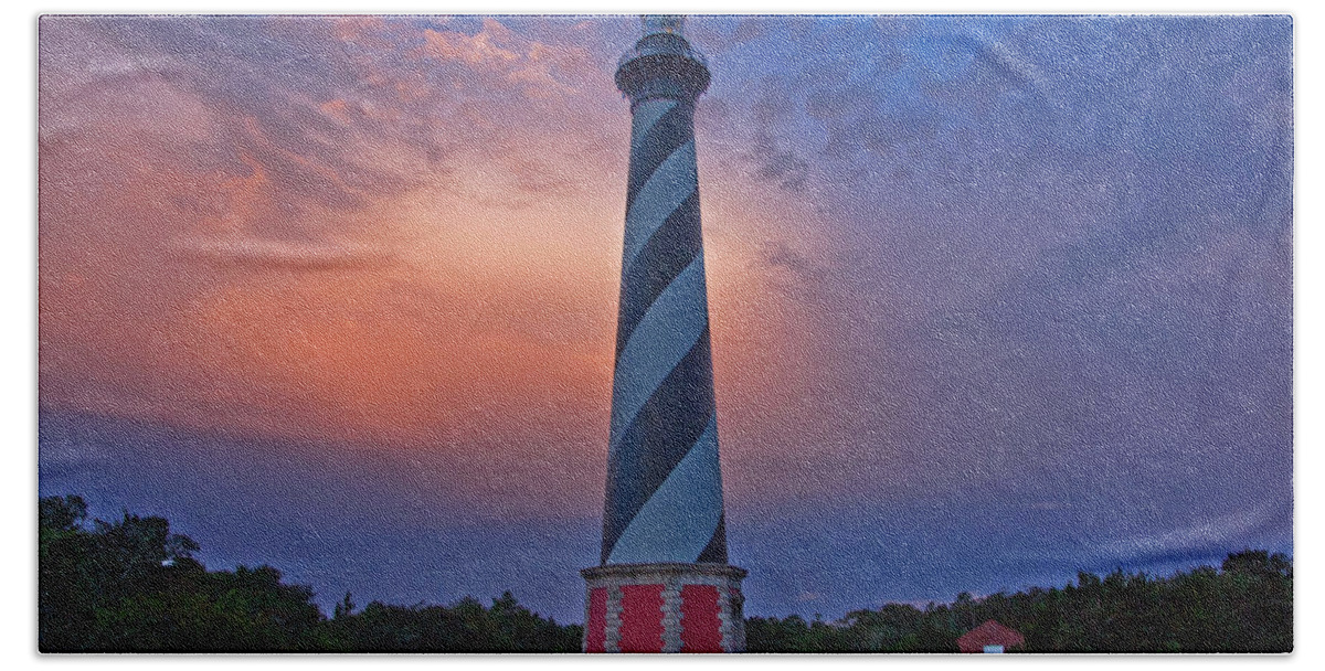 Sunrise Hand Towel featuring the photograph Cape Hatteras Lighthouse by Suzanne Stout