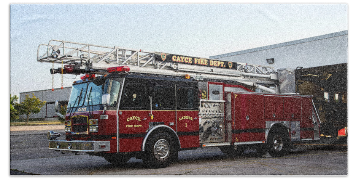 Cayce Bath Towel featuring the photograph Cayce Ladder 1 by Charles Hite
