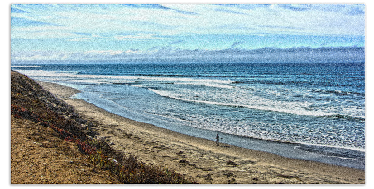 Pacific Ocean Bath Towel featuring the photograph Checking Out The Waves by Randall Branham