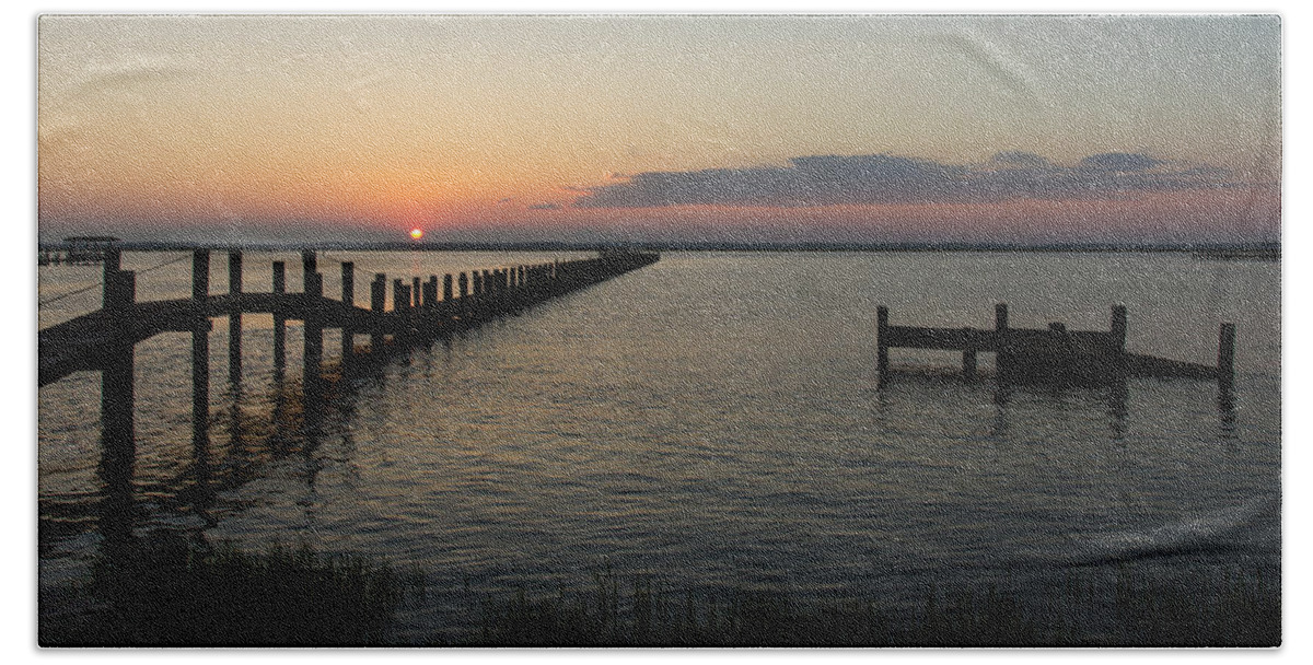 Bay Bath Towel featuring the photograph Chincoteague Island Sunset by Kyle Lee