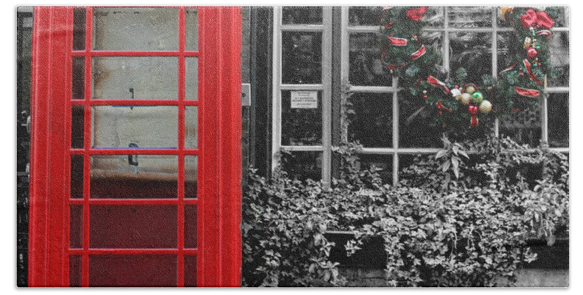 The Red Telephone Box Bath Towel featuring the photograph Christmas - The Red Telephone Box and Christmas Wreath III by Lee Dos Santos