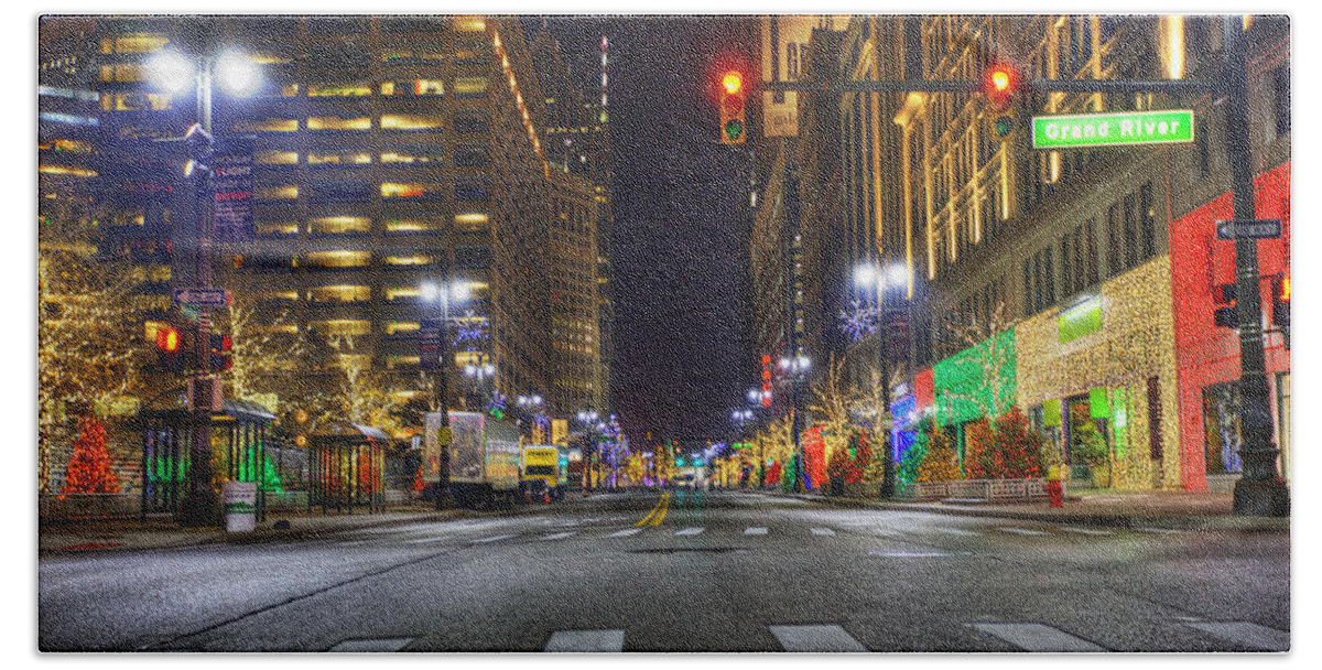King Kong Hand Towel featuring the photograph Christmas on Woodward by Nicholas Grunas