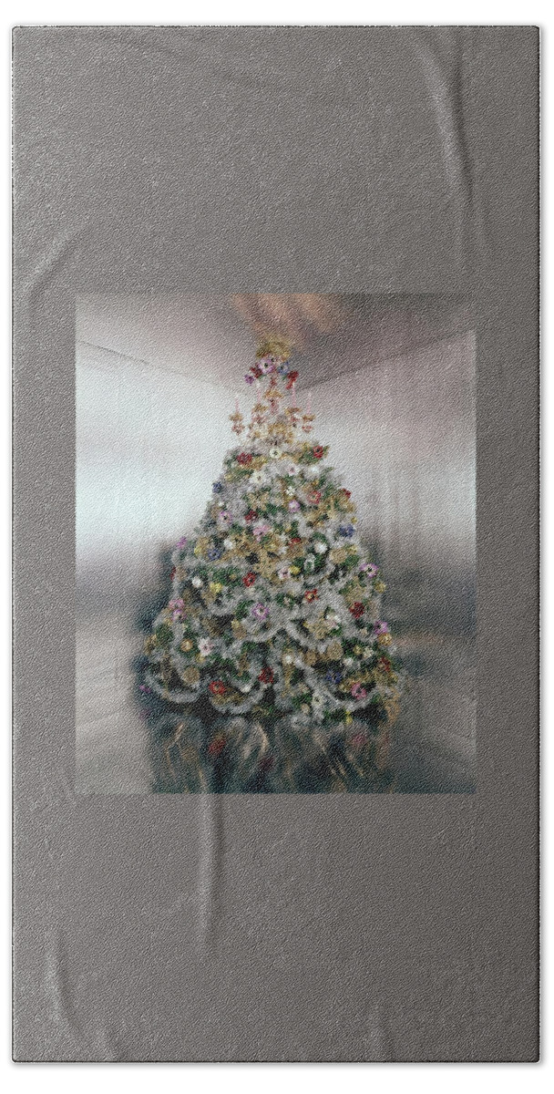 Christmas Tree Decorated By Gloria Vanderbilt Bath Towel