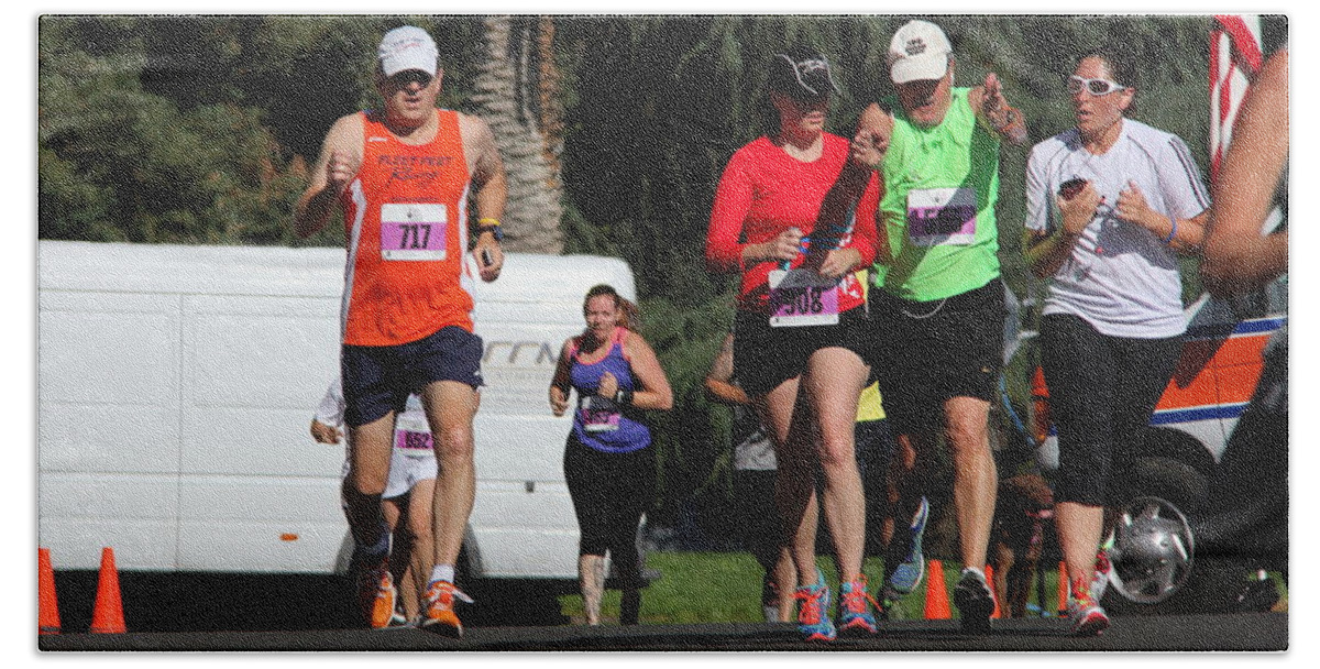 Alzheimer's 5k Run 2014 Bath Towel featuring the photograph Clearing the Path by Randy Wehner