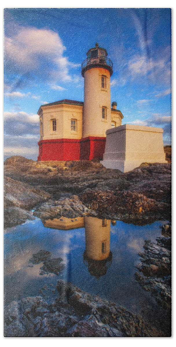 Lighthouse Bath Towel featuring the photograph Coquille Lighthouse by Darren White