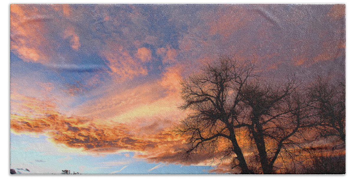 Sunset Canvas Print Bath Towel featuring the photograph Cottonwood Sky by Jim Garrison