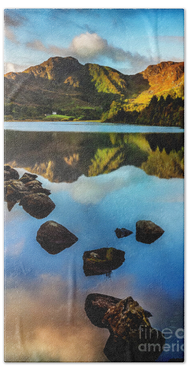 Llyn Grafnant Bath Towel featuring the photograph Crafnant Rock by Adrian Evans