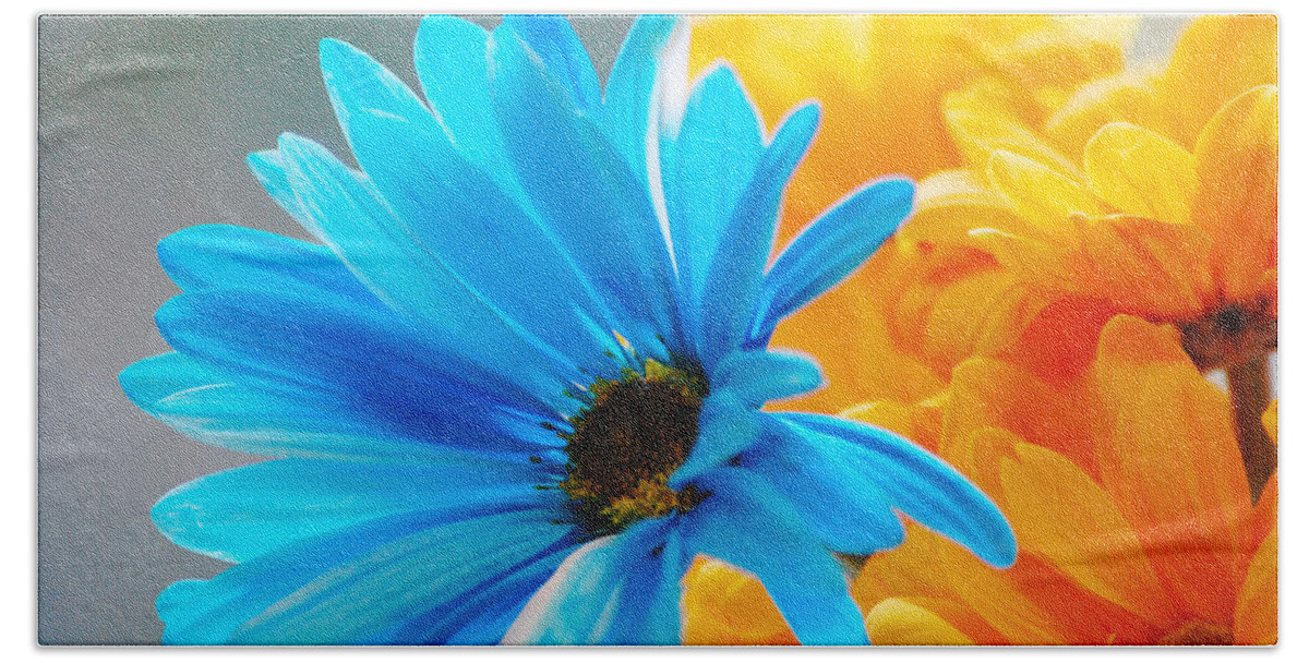 Daisy Bath Towel featuring the photograph Crazy Daisies by Linda Segerson