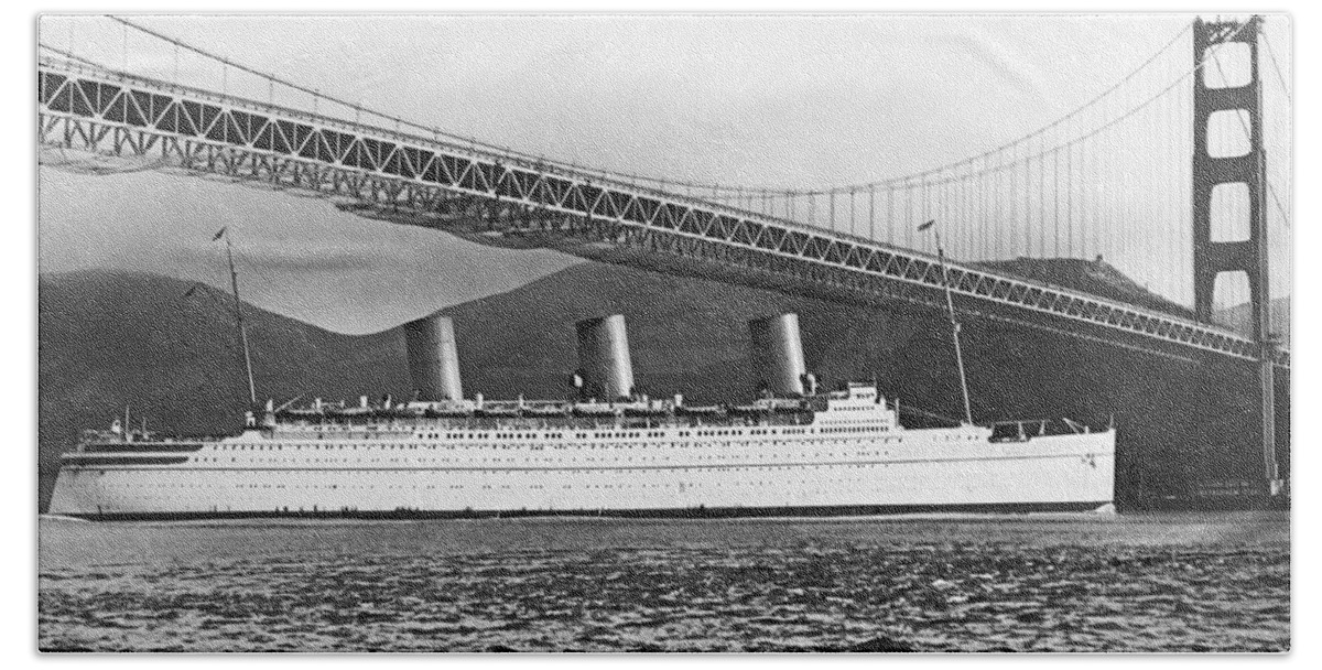 1937 Bath Towel featuring the photograph Cruise Ship Under SF Bridge by Underwood Archives