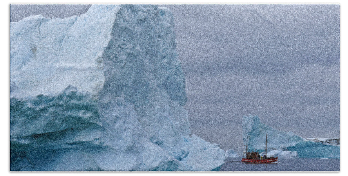 Arctic Bath Towel featuring the photograph Cruising Among the Bergs No. 1 by Michele Burgess