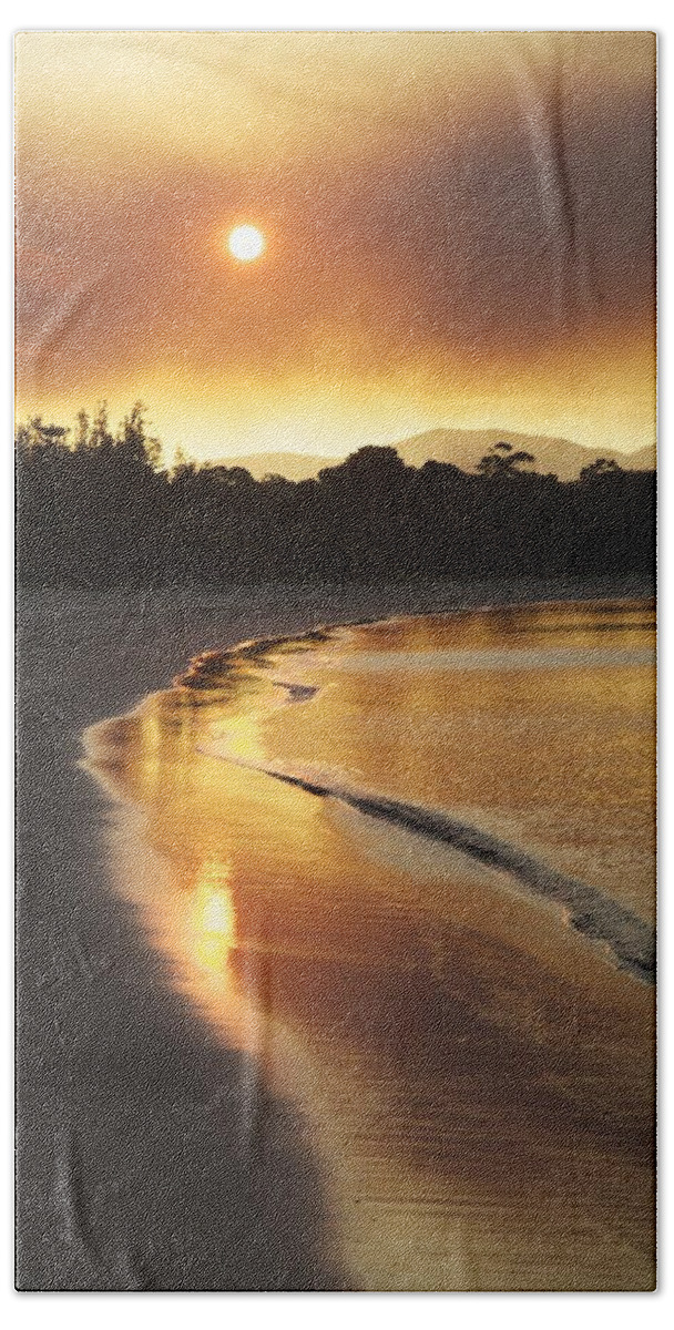 Australia Bath Towel featuring the photograph Dare To Shine by Lee Stickels