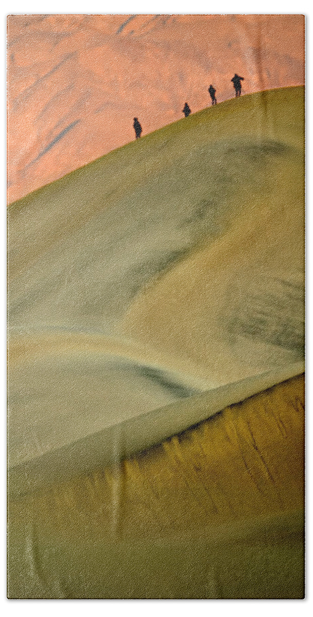 2006 Bath Towel featuring the photograph Dawn Viewers at Death Valley by Robert Charity