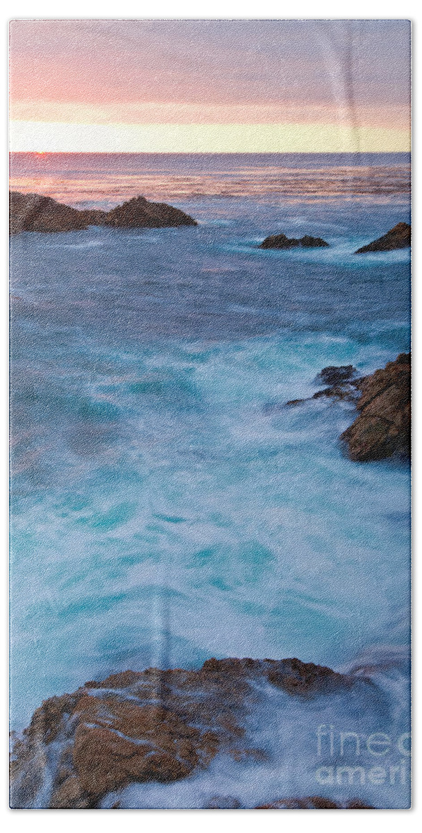 American Landscapes Bath Towel featuring the photograph Day End by Jonathan Nguyen