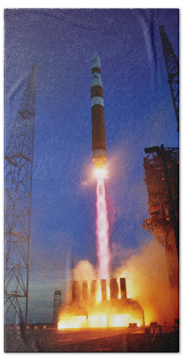 Astronomy Bath Towel featuring the photograph Delta Iv Rocket Launch by Science Source