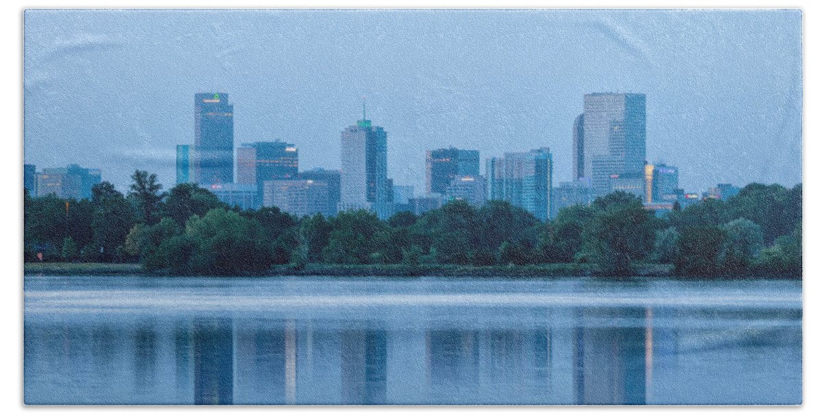 Blue Hour At Sloans Lake With The Denver Skyline Reflecting In The Lake Bath Towel featuring the photograph Denver Colorado by Ronda Kimbrow