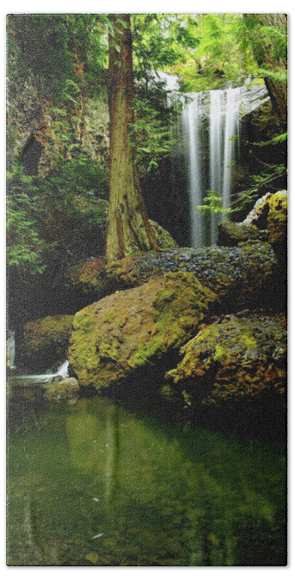 Boulder Cave Bath Towel featuring the photograph Devil Creek Falls by Jeff Swan