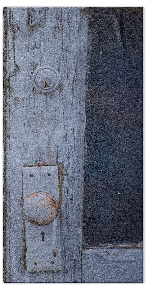 Door Bath Towel featuring the photograph Door to the Past by Randy Pollard