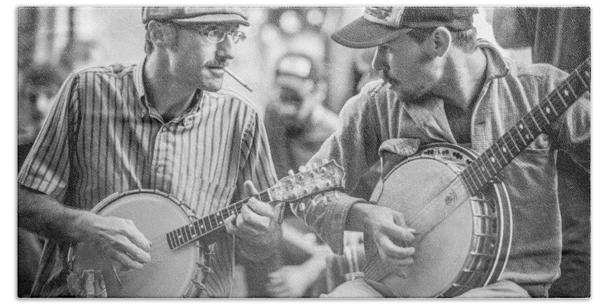 Music Bath Towel featuring the photograph Dueling Banjos by David Downs