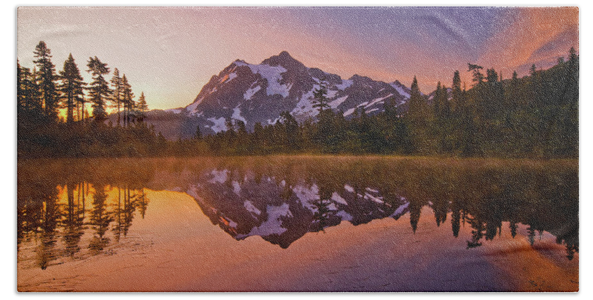 Sunrise Hand Towel featuring the photograph Early Morning at Picture Lake by Darren White
