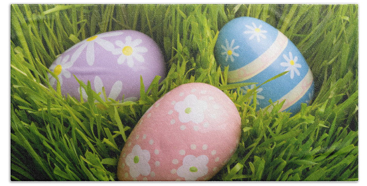 Grass Bath Towel featuring the photograph Easter Eggs in the grass by Edward Fielding