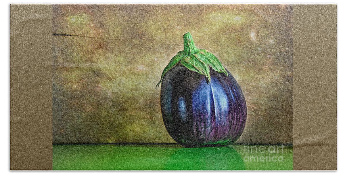 Eggplant Bath Towel featuring the photograph Eggplant by Kaye Menner