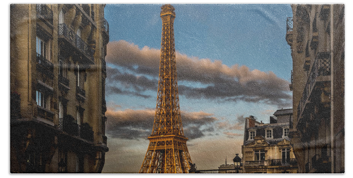 France Bath Towel featuring the photograph Eiffel Tower by Mark Llewellyn