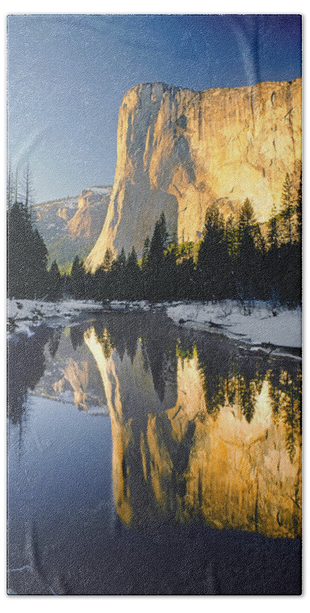 Sunset Bath Towel featuring the photograph 2M6542-El Cap Reflect by Ed Cooper Photography