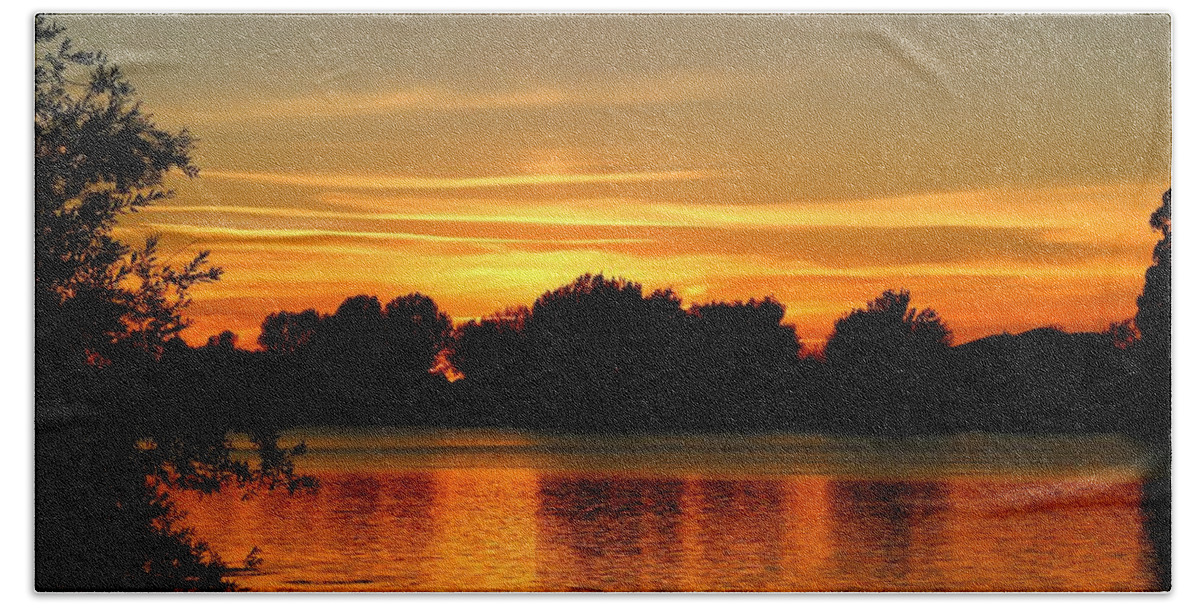 Sunset Bath Towel featuring the photograph End of summer sunset by Lynn Hopwood