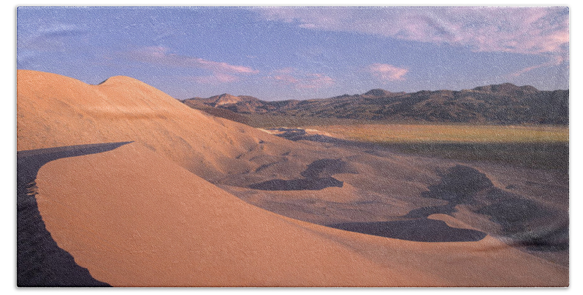 00175773 Hand Towel featuring the photograph Eureka Dunes in Death Valley by Tim Fitzharris