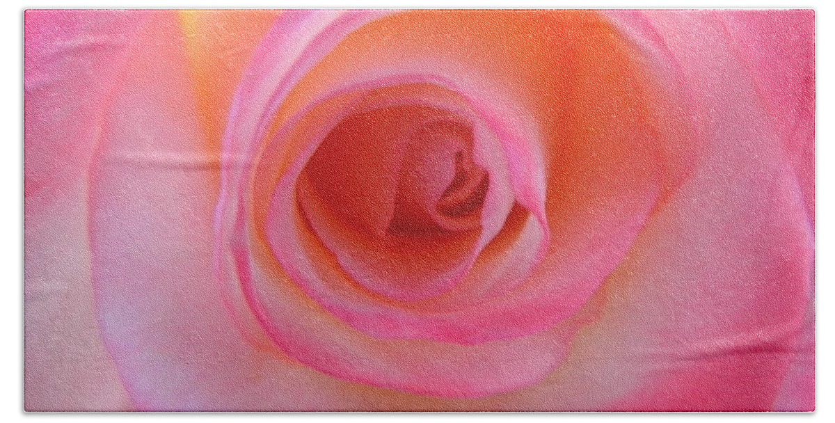 Rose Hand Towel featuring the photograph Eye of the Rose by Deb Halloran