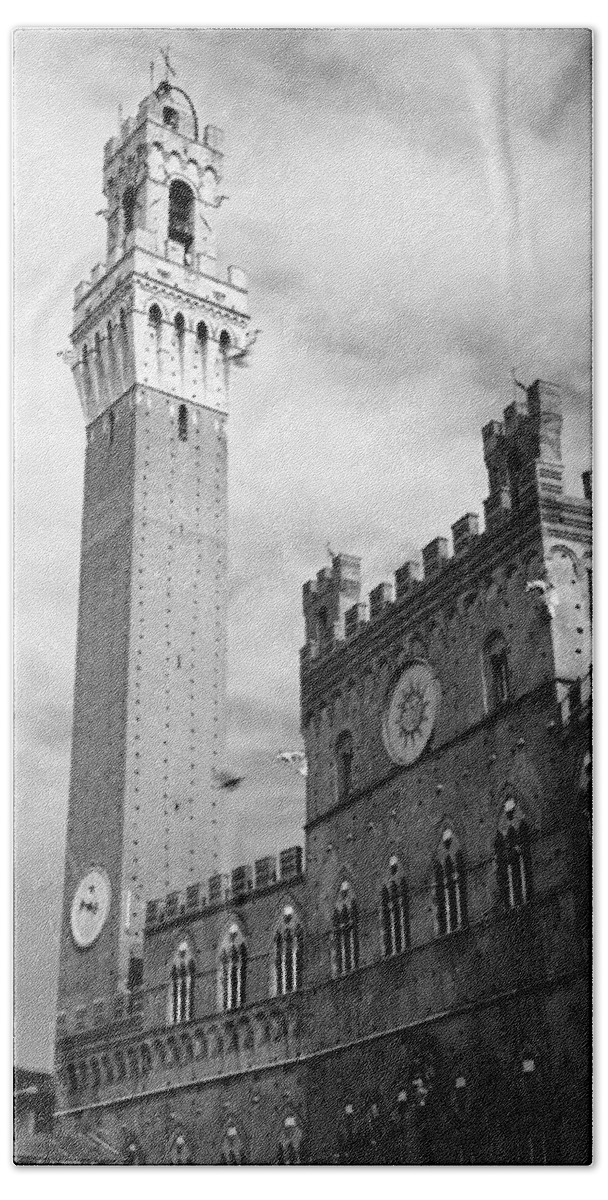 Siena Bath Towel featuring the photograph Piazza del Campo by Riccardo Mottola