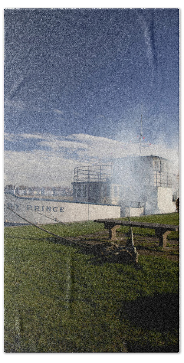 Houseboat Imagery Bath Towel featuring the photograph Firing Up The Old Ferry Prince by David Davies