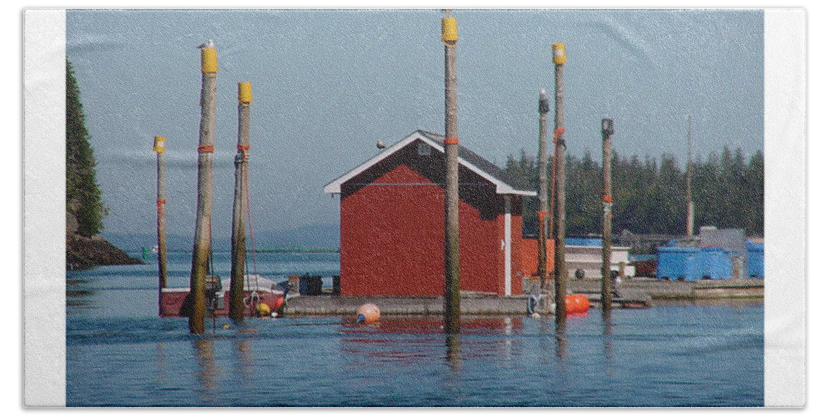 Bay Of Fundy Bath Towel featuring the photograph Floating Fish Shack Bay of Fundy NB by Art MacKay