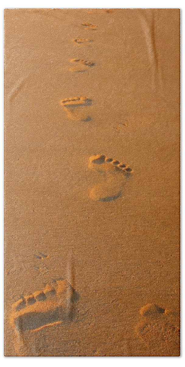 Footprint Bath Towel featuring the photograph Footprints in the Sand by Andreas Thust