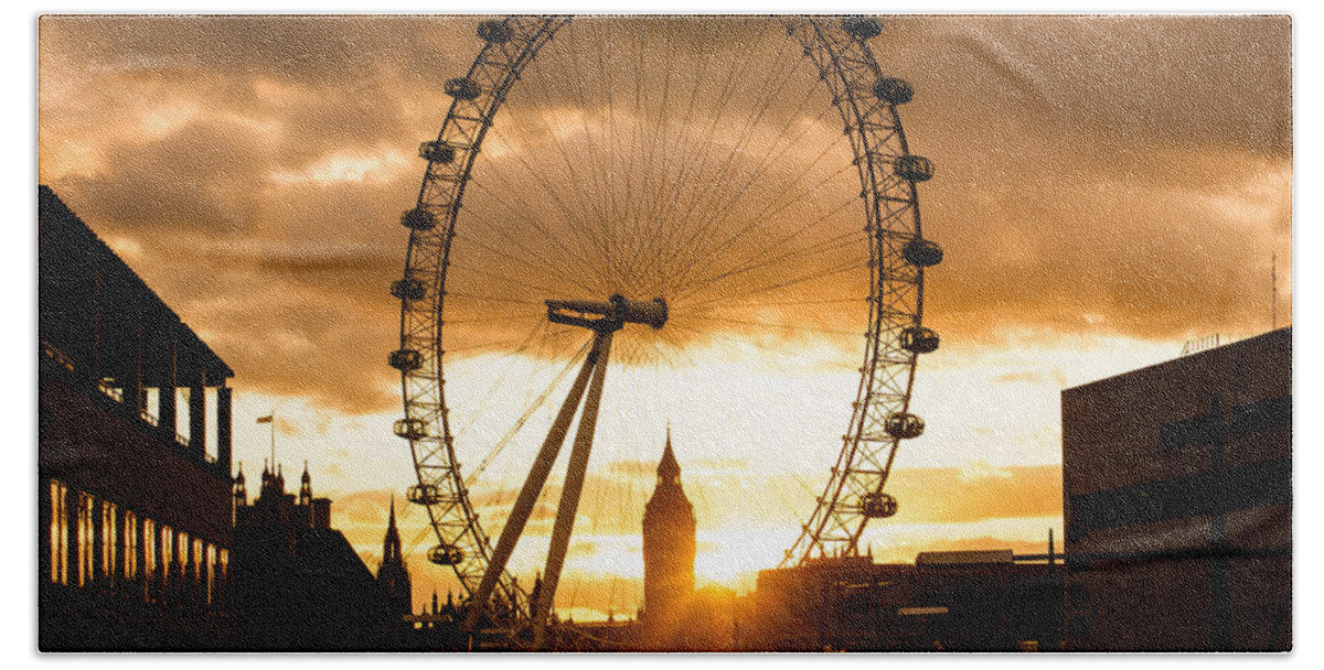 London Hand Towel featuring the photograph Framing a London Sunset by Georgia Mizuleva