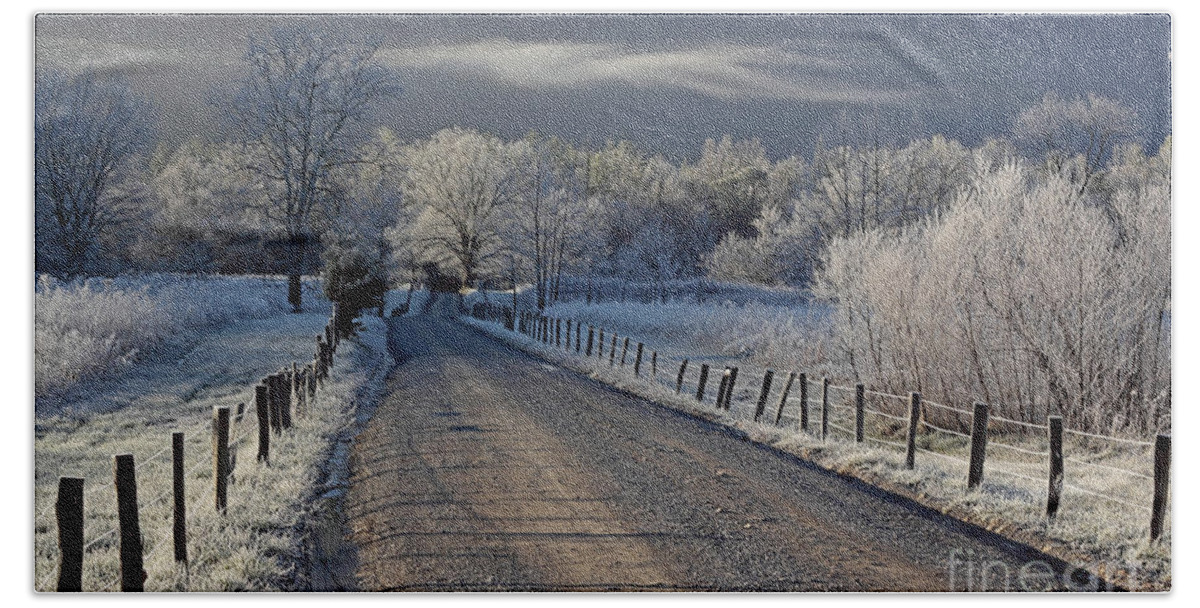 Fences Bath Towel featuring the photograph Frosty Sparks Lane by Douglas Stucky