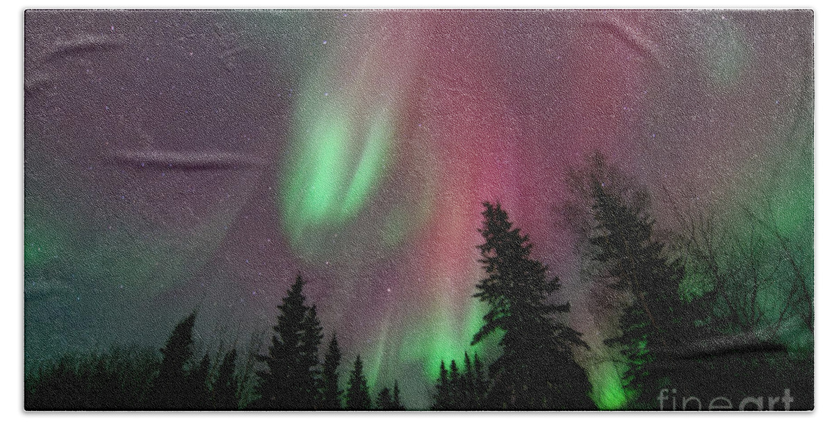 Northern Lights Hand Towel featuring the photograph Glowing Skies by Priska Wettstein