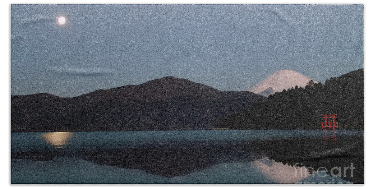 Vacation Hand Towel featuring the photograph Hakone Lake by John Swartz