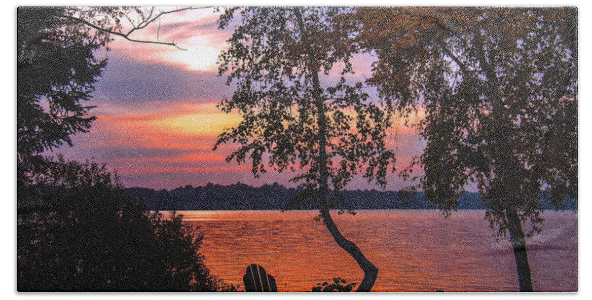Lake Bath Towel featuring the photograph Happy Hour by Cindy Greenstein