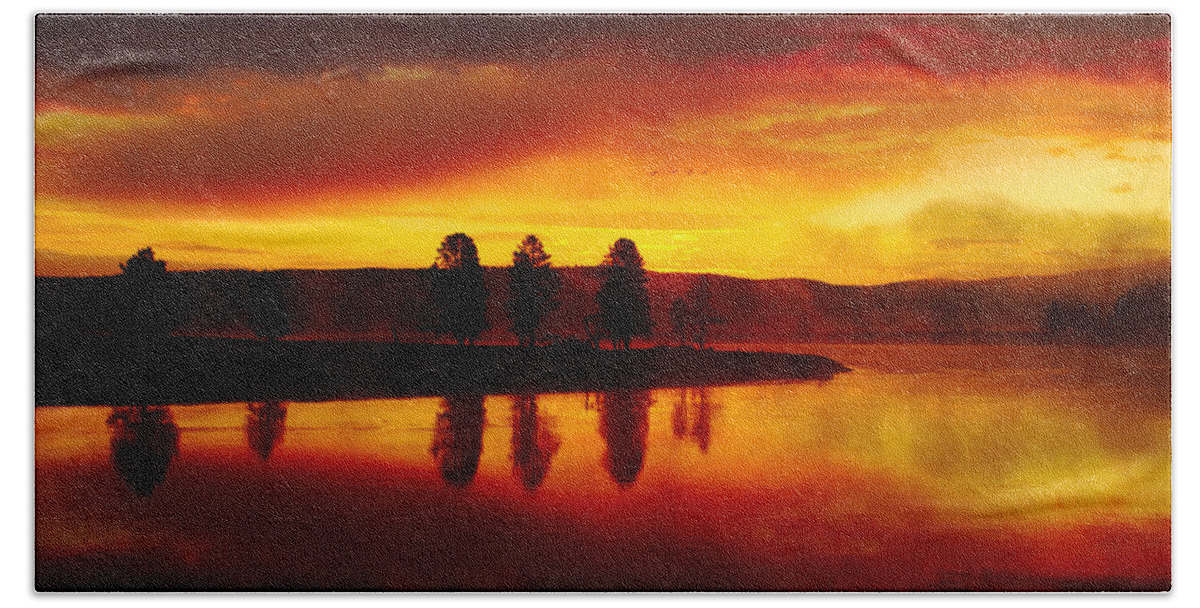 Hayden Bath Towel featuring the photograph Hayden Valley Sunrise by Tranquil Light Photography