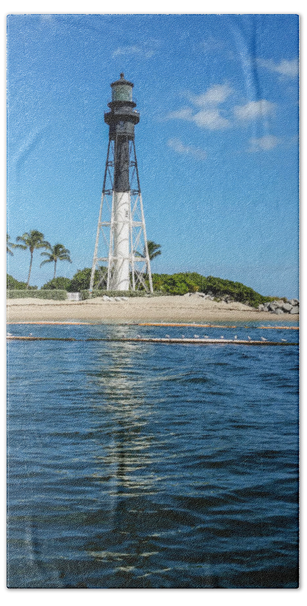 Hillsboro Bath Towel featuring the photograph Hillsboro Inlet Lighthouse by David Hart